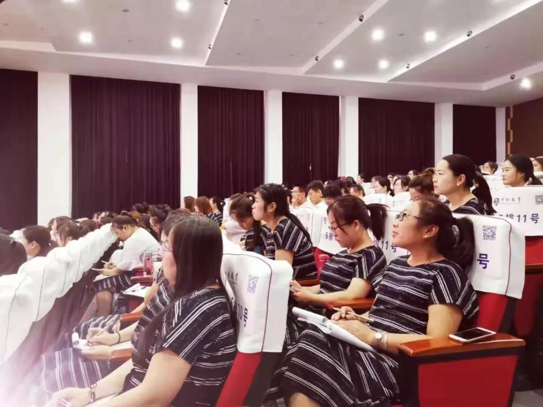 现在进行时态导入_现在进行时讲课怎么引入_现在进行时的幽默导入