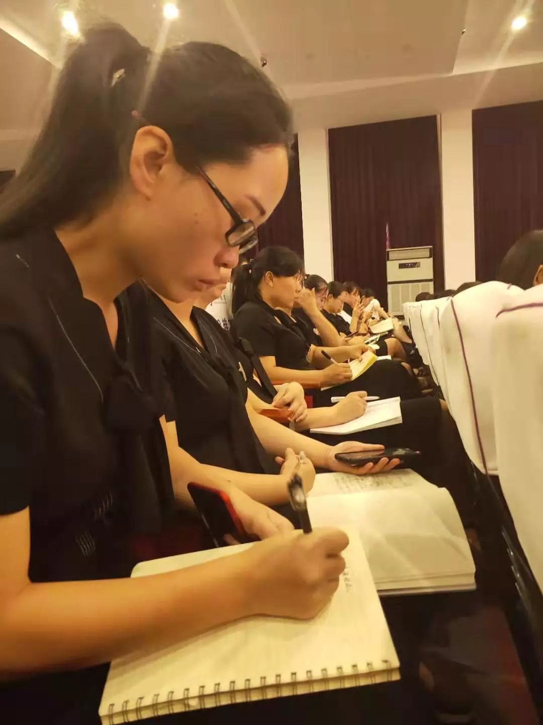 现在进行时的幽默导入_现在进行时讲课怎么引入_现在进行时态导入