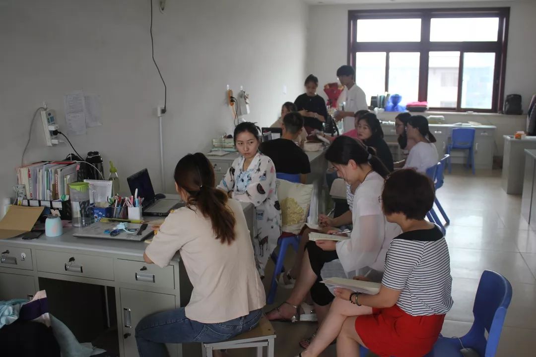 现在进行时态导入_现在进行时讲课怎么引入_现在进行时的幽默导入